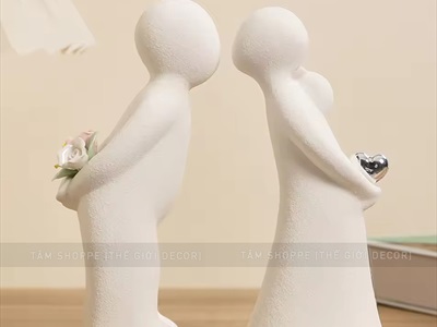Tượng gốm đôi trai gái ôm hoa và trái tim [Nhẹ - Rỗng ruột] C16.5cm MOHINH-01